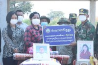 លោក ឧត្តមសេនីយ៍ត្រី ជឹម ប៊ុនអាន មេបញ្ជាការសឹករង ខេត្ត បន្ទាយមានជ័យ និង ជាប្រធានសមាគមអតីតយុទ្ទជនកម្ពុជាខេត្តបន្ទាយមានជ័យ ប្រគល់ផ្ទះនិងដីជូនដល់ ស្ត្រី និងកូន ជាគ្រួសារ យោធិនពលីពិការ !!!!