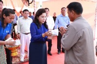 ឯកឧត្តម គឹង វណ្ណៈ អភិបាលរងខេត្តបន្ទាយមានជ័យ អមដំណើរ លោកជំទាវអគ្គមហាឧបាសិកាពុទ្ធសាសនូបត្ថម្ភក៍ ម៉ៅ ម៉ាល័យ កែ គឹមយ៉ាន ប្រធានកិត្តិយសសមាគមនារីកម្ពុជា ដើម្បីសន្តិភាព និងការអភិវឌ្ឍខេត្តបន្ទាយមានជ័យ ក្នុងពិធីប្រគល់វ៉ែនតាជូនប្រជាពលរដ្ឋចំនួន២០០នាក់នៅស្រុកថ្មពួក ខេត្តបន្ទាយមានជ័យ !!!!