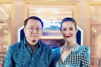 ឯកឧត្តម គង់ លីវ៉ា ជំនួយការសម្តេចតេជោ នាយករដ្ឋមន្ត្រី នៃព្រះរាជាណាចក្រកម្ពុជា សម្តែងការអបអរសាទរ និងជូនពរដោយស្មោះអស់ពីដួងចិត្ត ជូនចំពោះ អ្នកឧកញ៉ា ទៀ ណារ៉ាវុទ្ធ និងលោកជំទាវឧកញ៉ាមាស សុភារី ដែលត្រូវបានព្រះករុណា ព្រះបាទសម្តេច ព្រះបរមនាថ នរោត្តម សីហមុនី ព្រះមហាក្សត្រ នៃព្រះរាជាណាចក្រកម្ពុជា សព្វព្រះរាជហឫទ័យ ត្រាស់បង្គាប់ផ្តល់គោរមងារ ជា «អ្នកឧកញ៉ា» និង «ឧកញ៉ា» !!!!
