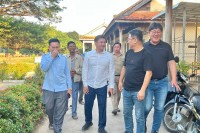 ឯកឧត្តម កែវ ផុង ជំនួយការ សម្តេចតេជោ នាយករដ្ឋមន្ត្រី និងសប្បុរសជន ជនជាតិកូរ៉េខាងត្បូង បានចុះពិនិត្យ សាលារៀនចាស់ទ្រុតទ្រោមមួយខ្នងមាន បីបន្ទប់ !!!!!