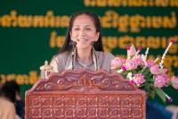លោកជំទាវបណ្ឌិត ពេជ ចន្ទមុន្នី ប្រគល់ប័ណ្ណ (បសស) និងចែកអំណោយដល់ប្រជាពលរដ្ឋក្នុងខណ្ឌមានជ័យ !!!!!