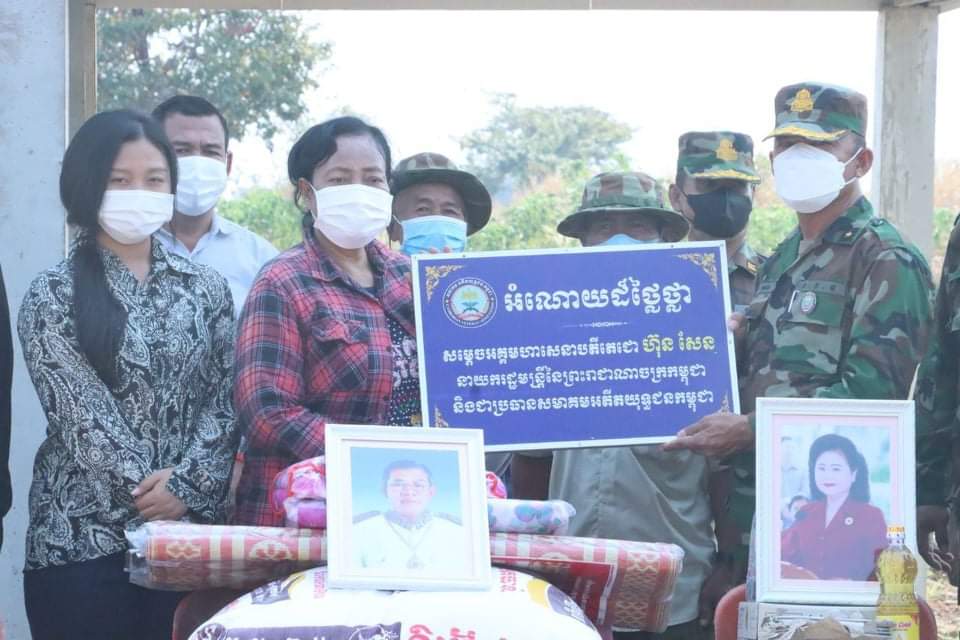 លោក ឧត្តមសេនីយ៍ត្រី ជឹម ប៊ុនអាន មេបញ្ជាការសឹករង ខេត្ត បន្ទាយមានជ័យ និង ជាប្រធានសមាគមអតីតយុទ្ទជនកម្ពុជាខេត្តបន្ទាយមានជ័យ ប្រគល់ផ្ទះនិងដីជូនដល់ ស្ត្រី និងកូន ជាគ្រួសារ យោធិនពលីពិការ !!!!