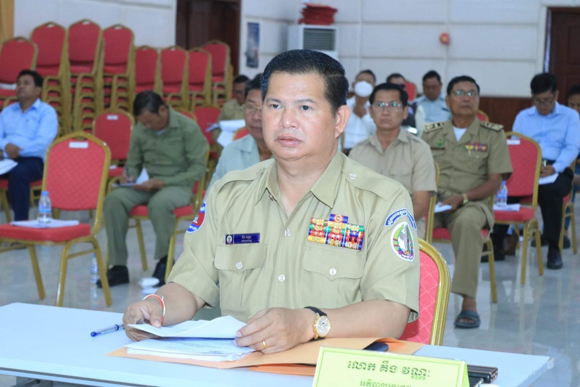 ឯកឧត្តម គឹង វណ្ណៈ អភិបាលរង ខេត្តបន្ទាយមានជ័យ បានចេញមកបដិសេធ ក្រោយពល ហ្វេសបុក ក្នុងស្រុក១ ដែលបានចេញផ្សាយថាឯកឧត្តម បានចេញសែកស្អុយ ហើយត្រូវបានអាវុធហត្ថលើផ្ទៃប្រទេសឃាត់ខ្លួន !!!!