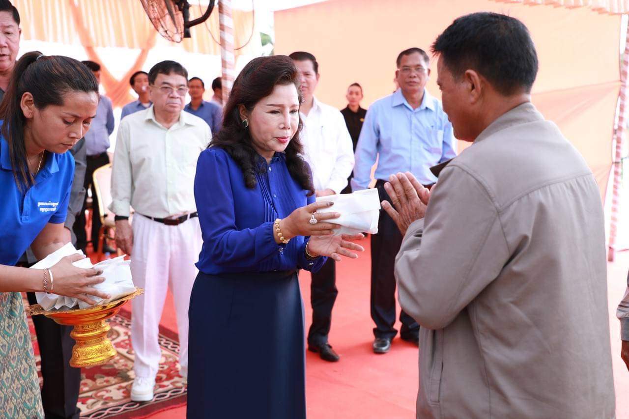 ឯកឧត្តម គឹង វណ្ណៈ អភិបាលរងខេត្តបន្ទាយមានជ័យ អមដំណើរ លោកជំទាវអគ្គមហាឧបាសិកាពុទ្ធសាសនូបត្ថម្ភក៍ ម៉ៅ ម៉ាល័យ កែ គឹមយ៉ាន ប្រធានកិត្តិយសសមាគមនារីកម្ពុជា ដើម្បីសន្តិភាព និងការអភិវឌ្ឍខេត្តបន្ទាយមានជ័យ ក្នុងពិធីប្រគល់វ៉ែនតាជូនប្រជាពលរដ្ឋចំនួន២០០នាក់នៅស្រុកថ្មពួក ខេត្តបន្ទាយមានជ័យ !!!!
