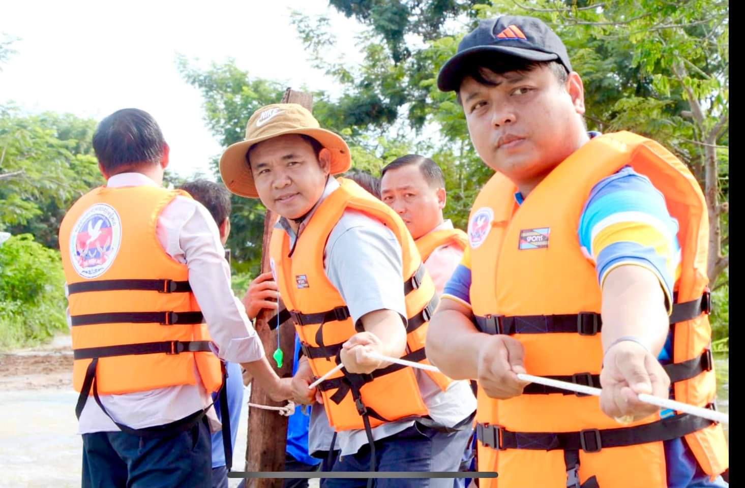 ឯកឧត្តម ប៉ាន់ ប៊ុនថន នាយករងខុទ្ទកាល័យ សម្ដេចតេជោ ហ៊ុន សែន នាយករដ្ឋមន្ត្រី នៃព្រះរាជាណាចក្រកម្ពុជា និងជាប្រធានសម្ពន្ទ័យុវជនស្រឡាញ់សន្តិភាព បានដាក់ចេញនូវភារកិច្ចដល់សាខាសម្ពន្ទ័យុវជនស្រឡាញ់សន្តិភាពគ្រប់ រាជធានី ខេត្ត ត្រូវយកចិត្តទុកដាក់សហការចូលរួម ជាមួយ អាជ្ញាធរ និង កងកម្លាំង តាមជាក់ស្ដែងនិងទាន់ពេលវេលា ក្នុងស្ថានភាពភ្លៀងធ្លាក់ខ្លាំង ប្រឈមនឹងទឹកជំនន់ !!!!