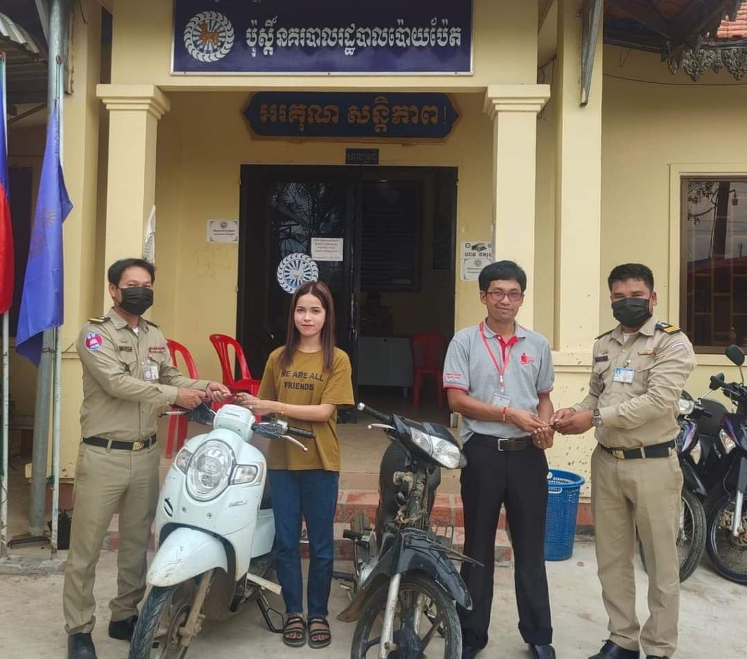 លោកវរសេនីយ៍ត្រី សួន ស៊ីម៉ាប់ នាយប៉ុស្តិ៍នគរបាលរដ្ឋបាលសង្កាត់ប៉ោយប៉ែតដឹកនាំកម្លាំងចុះធ្វើការស្រាវជ្រាវឃាត់ខ្លួនជនសង្ស័យម្នាក់ពាក់ព័ន្ធករណីលួចម៉ូតូនៅក្រុងប៉ោយប៉ែត!