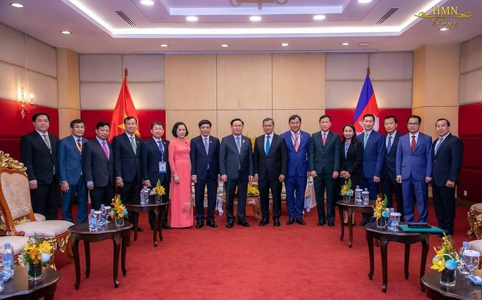 ឧត្តមសេនីយ៍ឯក ហ៊ុន ម៉ាណែត ជួបសន្ទនាជាមួយ ឯកឧត្តម​ វឿង ឌិញហ្វេ (VUONG DINH HUE) ប្រធានរដ្ឋសភានៃសាធារណរដ្ឋសង្គមនិយមវៀតណាម !!!!