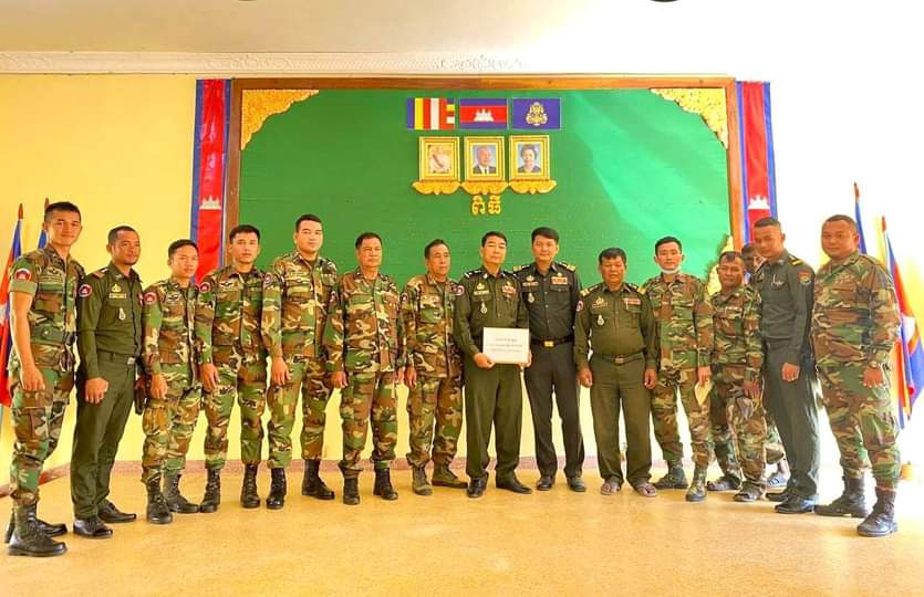 ឧត្តមសេនីយ៍ឯក ហ៊ុន ម៉ាណែត និង លោកជំទាវ ពេជ ចន្ទមុន្នី ឧបត្ថម្ភស្បៀងអាហារ ប្រេងឥន្ធន: និងថវិកា ដល់សាលាពលទាហានភូមិភាគពិសេស !!!!