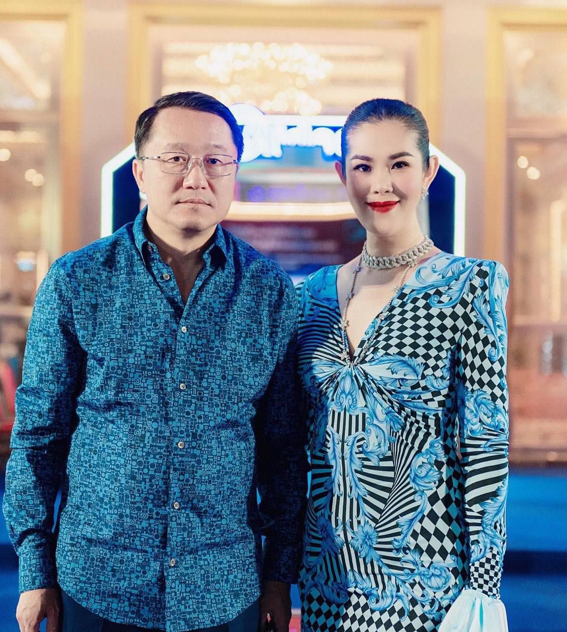 ឯកឧត្តម គង់ លីវ៉ា ជំនួយការសម្តេចតេជោ នាយករដ្ឋមន្ត្រី នៃព្រះរាជាណាចក្រកម្ពុជា សម្តែងការអបអរសាទរ និងជូនពរដោយស្មោះអស់ពីដួងចិត្ត ជូនចំពោះ អ្នកឧកញ៉ា ទៀ ណារ៉ាវុទ្ធ និងលោកជំទាវឧកញ៉ាមាស សុភារី ដែលត្រូវបានព្រះករុណា ព្រះបាទសម្តេច ព្រះបរមនាថ នរោត្តម សីហមុនី ព្រះមហាក្សត្រ នៃព្រះរាជាណាចក្រកម្ពុជា សព្វព្រះរាជហឫទ័យ ត្រាស់បង្គាប់ផ្តល់គោរមងារ ជា «អ្នកឧកញ៉ា» និង «ឧកញ៉ា» !!!!