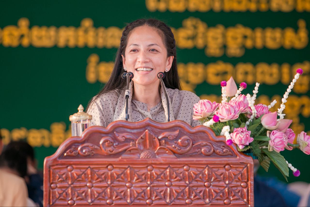 លោកជំទាវបណ្ឌិត ពេជ ចន្ទមុន្នី ប្រគល់ប័ណ្ណ (បសស) និងចែកអំណោយដល់ប្រជាពលរដ្ឋក្នុងខណ្ឌមានជ័យ !!!!!