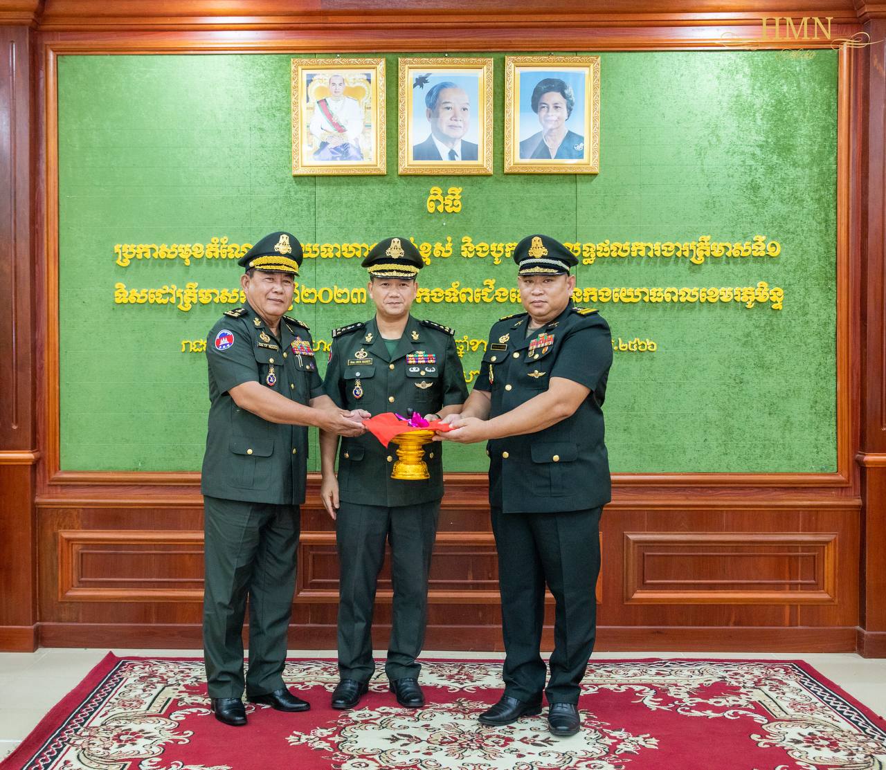 ឯកឧត្តម នាយឧត្តមសេនីយ៍ ហ៊ុន ម៉ាណែត ៖ រំលឹកដល់មន្រ្តីកងទ័ពជើងគោកទាំងអស់អោយសហការ ការពារ សន្តិសុខ ស្ថិរភាព សណ្ដាប់ធ្នាប់សាធារណៈ ខណៈកម្ពុជាមានព្រឹត្ដិការណ៍ធំៗនៅខែក្រោយ !!!!!