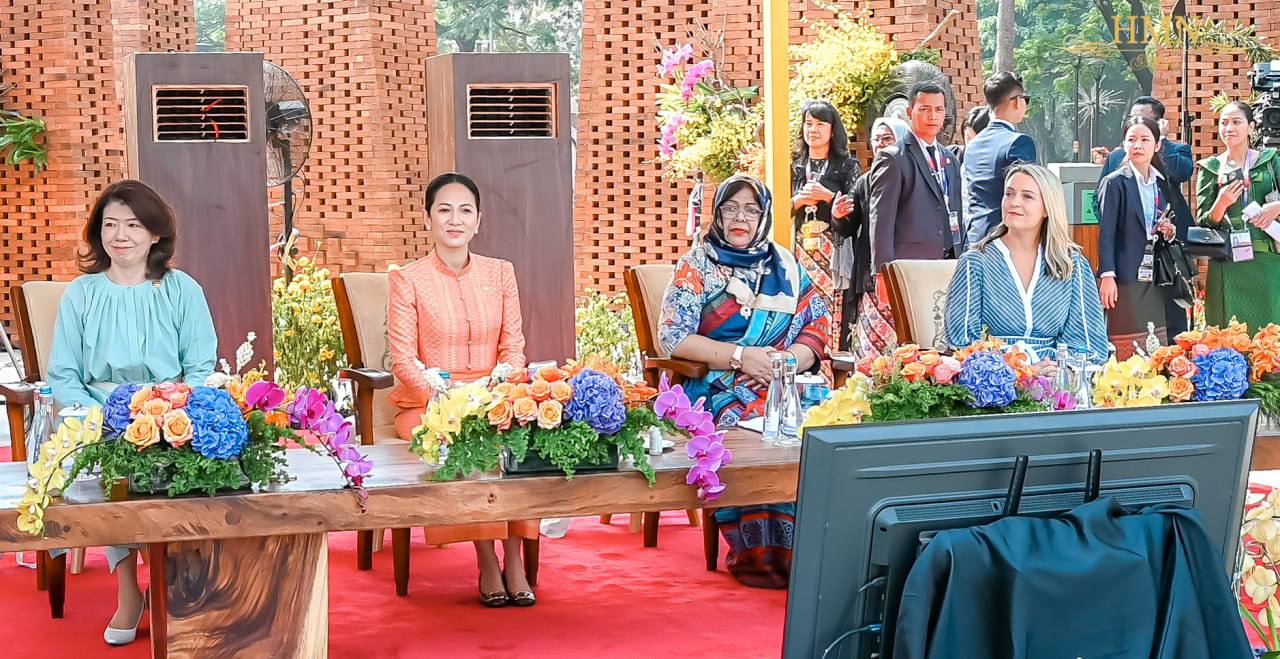 លោកជំទាវបណ្ឌិត ពេជ ចន្ទមុនី ហ៊ុន ម៉ាណែត រួមទាំងលោកជំទាវស្រ្តីទី១ នៃប្រទេសអាស៊ាន និងប្រទេសដៃគូសន្ទនារបស់អាស៊ាន អញ្ជើញទស្សនាសួន Taman Mini Indonesia Indah រដ្ឋធានីហ្សាការតា សាធារណរដ្ឋឥណ្ឌូណេស៊ី !!!!!
